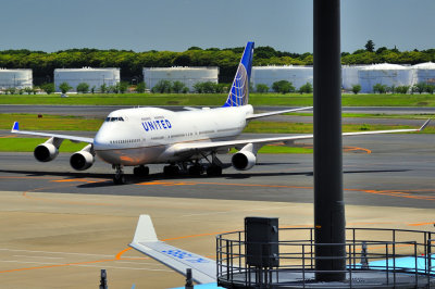 United B-747/400, N199UA, Taxi to Stand