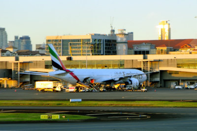 Emirates B-777 in Manila