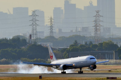 JAL's B-767/300 JA602J Smokey Landing