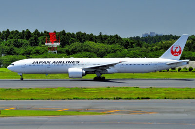 JAL's B-777/300, JA737J, TO Run