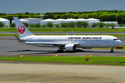 JAL's B-767/300 WL, JA621J, Taxi