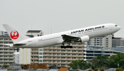 JAL's B-767/300, JA622J, Initial Climb