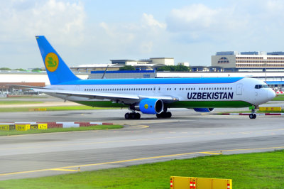Uzbekistan B-767/300, UK-67007, Taxi