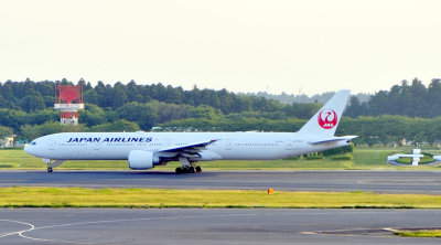 JAL's B-777/300, JA742J, TO Run