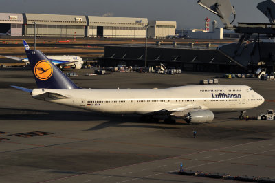 Lufthansa B-748-8 D-ABYM, Leaving Near Sunset