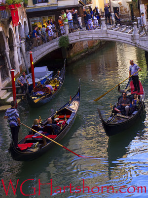 Venezia Canal Gondoliers