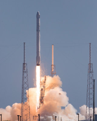 Dragon CRS7 (Falcon 9)