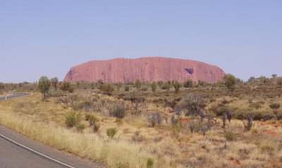 Uluru-from-Kata-Tjuta-road-closeup.jpg