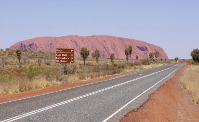 Kata-Tjuta-turnoff-Uluru-closeup.jpg