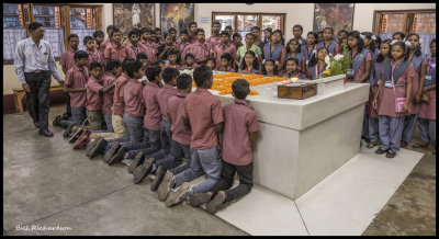mother teresa tomb.jpg