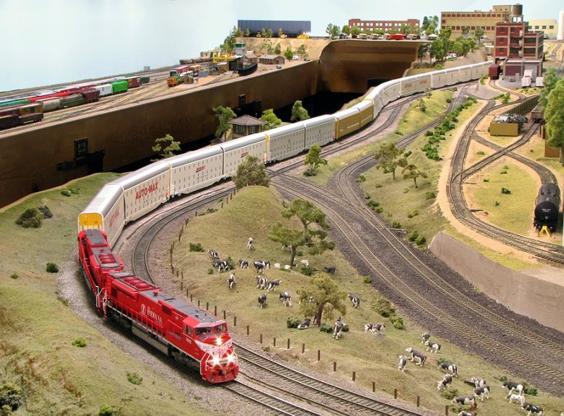 Seen pulling a unit train of Auto-Max car carriers.