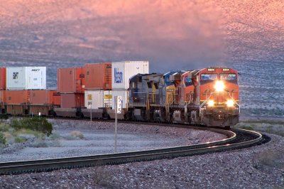 BNSF 6604 West (Q-CXOLAC1-02A) approaches the grade crossing at US 95. (2/5/15)