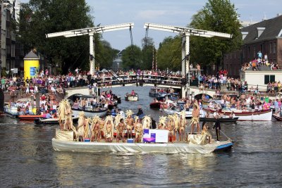 Parade boat in front of the Walter Sskindbrug