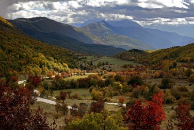 Fall colours between Castel del Monte - Villa Santa Lucia degli Abruzzi