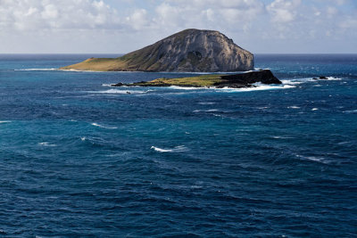 Kaohi-ka-ipu (foreground) and Manana (background) Islands