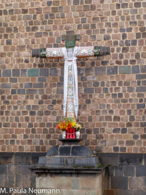 Crucifix in front of church of Santo Domingo