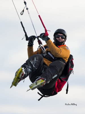 Kitesurfing and kitewing