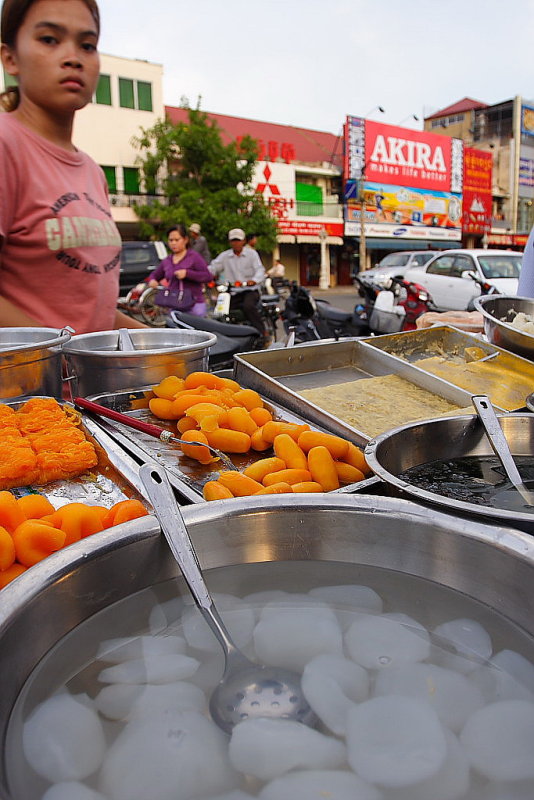 PhnomPen: market. Dessert stand.