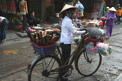 Halong Bay : knife vendor on street