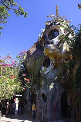 Crazy house gallery & guesthouse with radical architecture