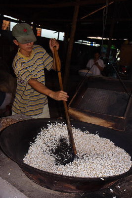 Mekong Delta: making rice popcorn
