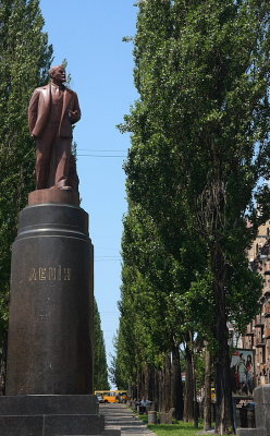 Kiev: Lenin along main street