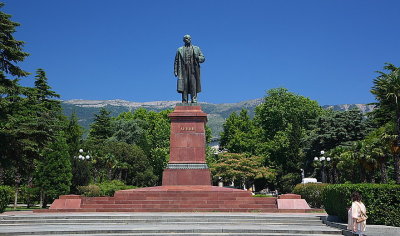 Crimea, Yalta: main sq. w/Lenin