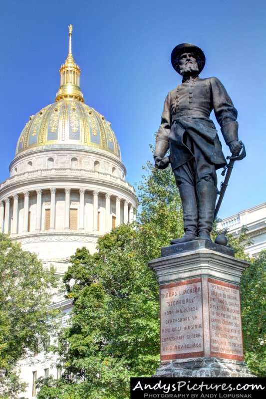 Stonewall Jackson statue in front of West Virginia State Capitol