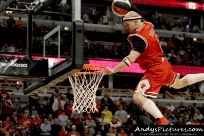 Chicago Bulls dunk team performs at halftime