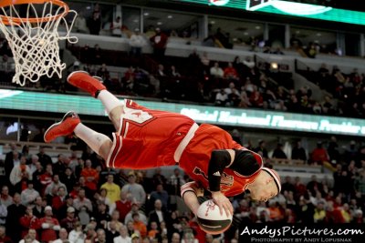 Chicago Bulls dunk team performs at halftime