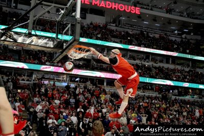 Chicago Bulls dunk team performs at halftime