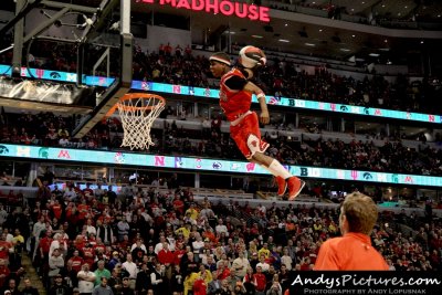 Chicago Bulls dunk team performs at halftime