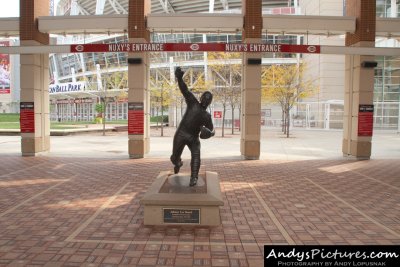 Johnny Bench statue in front of Great American Ball Park