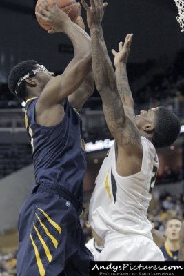 West Virginia Mountaineers forward Devin Williams