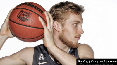 UCONN Huskies guard/forward Niels Giffey