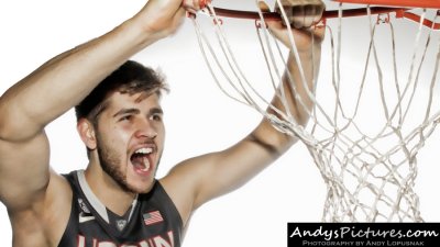 UCONN Huskies forward Leon Tolksdorf
