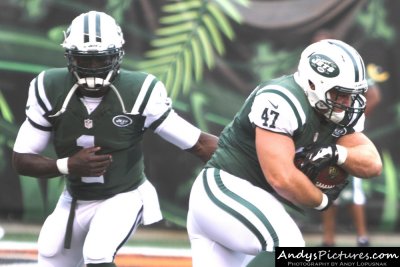 New York Jets QB Michael Vick hands off to RB Chad Young