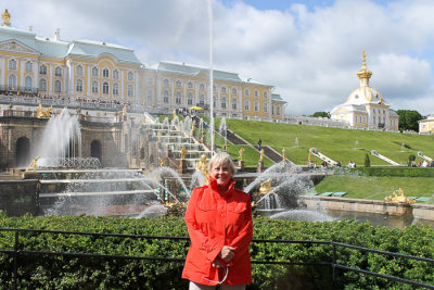 Cindy in front of the Great Palace and the Grand Cascade