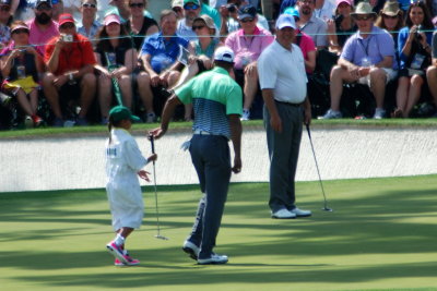 Tiger hands his putter to daughter Sam to finish the hole