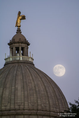 MS State Capitol moonrise.jpg