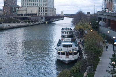 CruiseBoat on Chicago River.jpg
