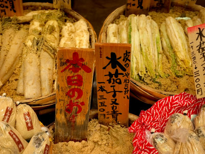 070 Thingamabobs on the Nishiki Market