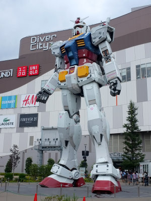 078 Gundam Robot protecting the mall