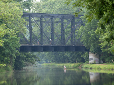 Bikers, runners and canoeist