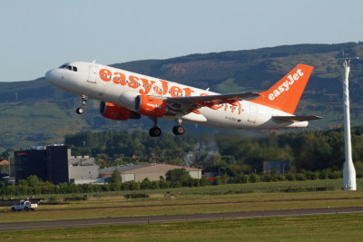 Easyjet A319-111 takes off at Glasgow