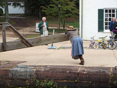 Closing an upstream lock gate