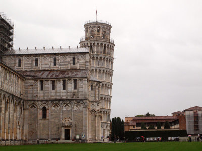 Leaning tower of Pisa behind the cathedral