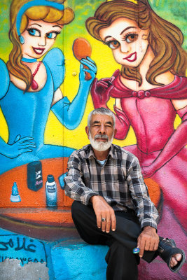 Man with two women - Shiraz