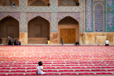 Infant alone in Jameh Mosque - Esfahan