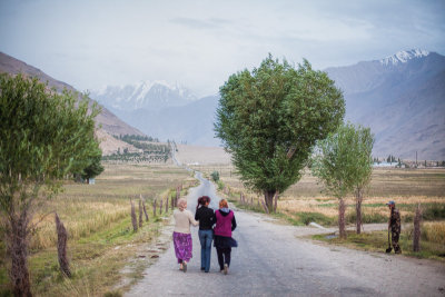 Three women walking - Ishkashim